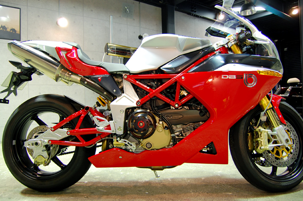 BIMOTA DB5̃KXR[eBO5