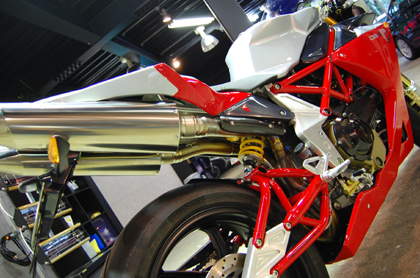 BIMOTA DB5̃KXR[eBO6