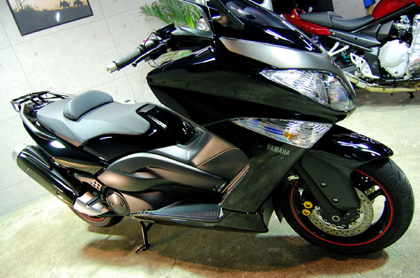 YAMAHA T-MAX̃KXR[eBO