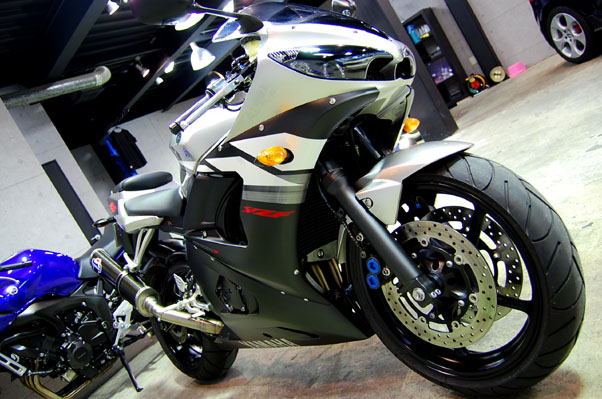 YAMAHA YZF-R6̃KXR[eBO4